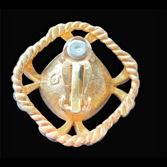 Vintage Swarovski Savvy gold huge crystal clip earrings, new on card - Picture 11 of 11